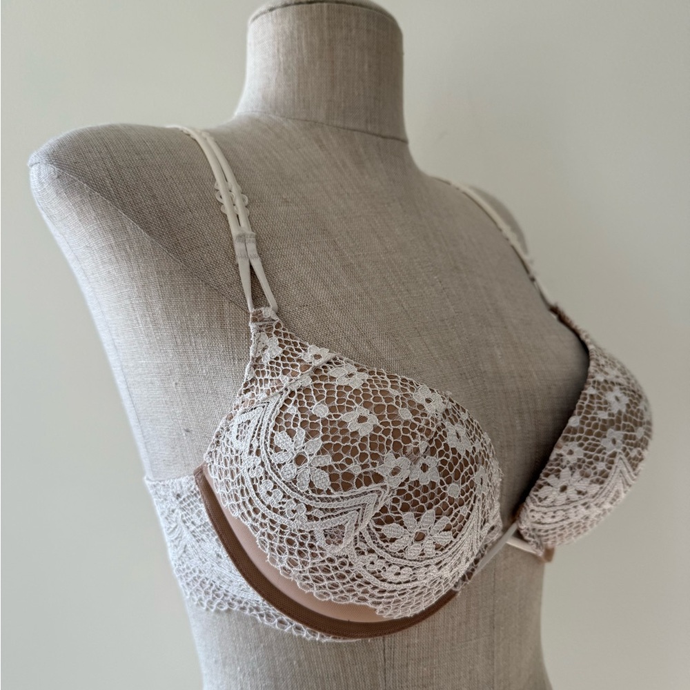 Victoria's Secret Bombshell Plunge Push-Up Bra in Beige Coconut Crochet Lace - Picture 3 of 9